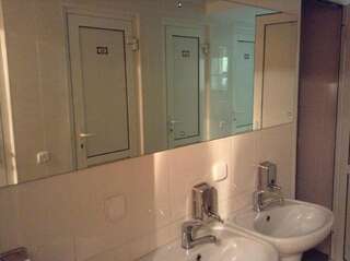 Гостиница London Челябинск Двухместный номер с 1 кроватью и общим туалетом-3